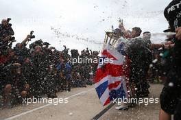 1st place Lewis Hamilton (GBR) Mercedes AMG F1 celebrates with the team. 25.10.2015. Formula 1 World Championship, Rd 16, United States Grand Prix, Austin, Texas, USA, Race Day.