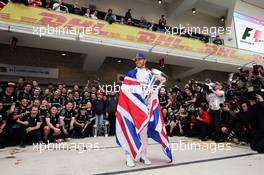 Race winner and World Champion Lewis Hamilton (GBR) Mercedes AMG F1 cewl with the team. 25.10.2015. Formula 1 World Championship, Rd 16, United States Grand Prix, Austin, Texas, USA, Race Day.