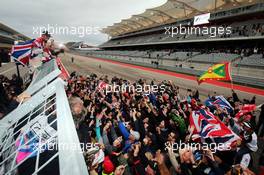 Race winner and World Champion Lewis Hamilton (GBR) Mercedes AMG F1 cewl with the team. 25.10.2015. Formula 1 World Championship, Rd 16, United States Grand Prix, Austin, Texas, USA, Race Day.