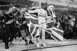 Race winner and World Champion Lewis Hamilton (GBR) Mercedes AMG F1 cewl with the team. 25.10.2015. Formula 1 World Championship, Rd 16, United States Grand Prix, Austin, Texas, USA, Race Day.