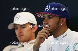 (L to R): Nico Rosberg (GER) Mercedes AMG F1 and Lewis Hamilton (GBR) Mercedes AMG F1 in the FIA Press Conference. 25.10.2015. Formula 1 World Championship, Rd 16, United States Grand Prix, Austin, Texas, USA, Race Day.