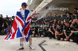 1st place Lewis Hamilton (GBR) Mercedes AMG F1 celebrates with the team. 25.10.2015. Formula 1 World Championship, Rd 16, United States Grand Prix, Austin, Texas, USA, Race Day.
