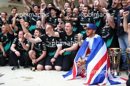 1st place Lewis Hamilton (GBR) Mercedes AMG F1 celebrates with the team. 25.10.2015. Formula 1 World Championship, Rd 16, United States Grand Prix, Austin, Texas, USA, Race Day.