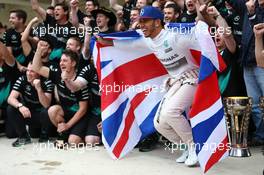 1st place Lewis Hamilton (GBR) Mercedes AMG F1 celebrates with the team. 25.10.2015. Formula 1 World Championship, Rd 16, United States Grand Prix, Austin, Texas, USA, Race Day.