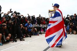 1st place Lewis Hamilton (GBR) Mercedes AMG F1 celebrates with the team. 25.10.2015. Formula 1 World Championship, Rd 16, United States Grand Prix, Austin, Texas, USA, Race Day.