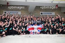 Race winner and World Champion Lewis Hamilton (GBR) Mercedes AMG F1 cewl with the team. 25.10.2015. Formula 1 World Championship, Rd 16, United States Grand Prix, Austin, Texas, USA, Race Day.