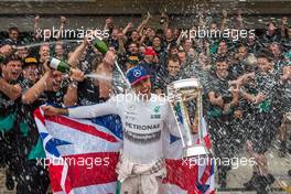 Race winner and World Champion Lewis Hamilton (GBR) Mercedes AMG F1 celebrates with the team. 25.10.2015. Formula 1 World Championship, Rd 16, United States Grand Prix, Austin, Texas, USA, Race Day.