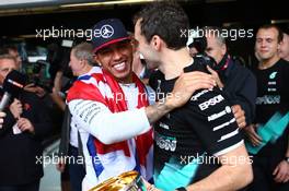 1st place Lewis Hamilton (GBR) Mercedes AMG F1 celebrates with the team. 25.10.2015. Formula 1 World Championship, Rd 16, United States Grand Prix, Austin, Texas, USA, Race Day.