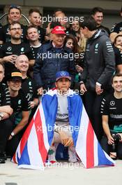 Race winner and World Champion Lewis Hamilton (GBR) Mercedes AMG F1 celebrates with the team. 25.10.2015. Formula 1 World Championship, Rd 16, United States Grand Prix, Austin, Texas, USA, Race Day.