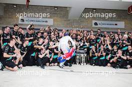 Race winner and World Champion Lewis Hamilton (GBR) Mercedes AMG F1 cewl with the team. 25.10.2015. Formula 1 World Championship, Rd 16, United States Grand Prix, Austin, Texas, USA, Race Day.