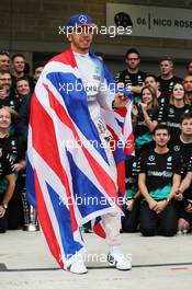 Race winner and World Champion Lewis Hamilton (GBR) Mercedes AMG F1 celebrates with the team. 25.10.2015. Formula 1 World Championship, Rd 16, United States Grand Prix, Austin, Texas, USA, Race Day.