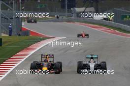 Daniil Kvyat (RUS) Red Bull Racing RB11 and Lewis Hamilton (GBR) Mercedes AMG F1 W06 battle for position. 25.10.2015. Formula 1 World Championship, Rd 16, United States Grand Prix, Austin, Texas, USA, Race Day.