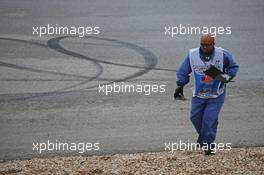 A marshall removes debris from the circuit. 25.10.2015. Formula 1 World Championship, Rd 16, United States Grand Prix, Austin, Texas, USA, Race Day.