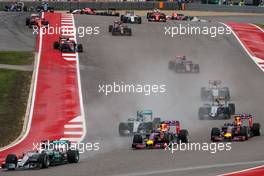 Lewis Hamilton (GBR) Mercedes AMG F1 W06 leads at the start of the race. 25.10.2015. Formula 1 World Championship, Rd 16, United States Grand Prix, Austin, Texas, USA, Race Day.