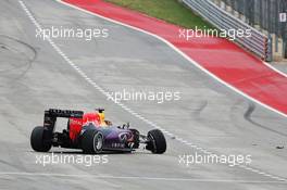 Daniil Kvyat (RUS) Red Bull Racing RB11 crashes out of the race. 25.10.2015. Formula 1 World Championship, Rd 16, United States Grand Prix, Austin, Texas, USA, Race Day.