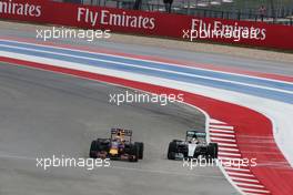 Daniel Ricciardo (AUS) Red Bull Racing RB11 and Lewis Hamilton (GBR) Mercedes AMG F1 W06 battle for position. 25.10.2015. Formula 1 World Championship, Rd 16, United States Grand Prix, Austin, Texas, USA, Race Day.