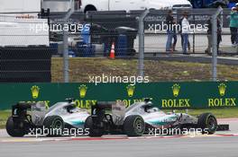 Lewis Hamilton (GBR) Mercedes AMG F1 W06 and team mate Nico Rosberg (GER) Mercedes AMG F1 W06 battle for position. 25.10.2015. Formula 1 World Championship, Rd 16, United States Grand Prix, Austin, Texas, USA, Race Day.