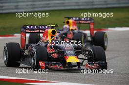 Daniil Kvyat (RUS) Red Bull Racing RB11 leads team mate Daniel Ricciardo (AUS) Red Bull Racing RB11. 25.10.2015. Formula 1 World Championship, Rd 16, United States Grand Prix, Austin, Texas, USA, Race Day.