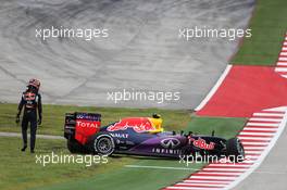 Daniil Kvyat (RUS) Red Bull Racing RB11 crashes out of the race. 25.10.2015. Formula 1 World Championship, Rd 16, United States Grand Prix, Austin, Texas, USA, Race Day.