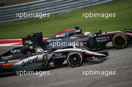 Fernando Alonso (ESP) McLaren MP4-30 and Sergio Perez (MEX) Sahara Force India F1 VJM08 battle for position. 25.10.2015. Formula 1 World Championship, Rd 16, United States Grand Prix, Austin, Texas, USA, Race Day.