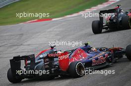 Carlos Sainz Jr (ESP) Scuderia Toro Rosso STR10 and Fernando Alonso (ESP) McLaren MP4-30 battle for position. 25.10.2015. Formula 1 World Championship, Rd 16, United States Grand Prix, Austin, Texas, USA, Race Day.
