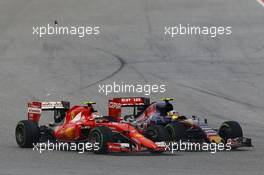 Kimi Raikkonen (FIN) Ferrari SF15-T and Carlos Sainz Jr (ESP) Scuderia Toro Rosso STR10 battle for position. 25.10.2015. Formula 1 World Championship, Rd 16, United States Grand Prix, Austin, Texas, USA, Race Day.
