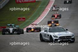 Nico Rosberg (GER) Mercedes AMG F1 W06 leads behind the FIA Safety Car. 25.10.2015. Formula 1 World Championship, Rd 16, United States Grand Prix, Austin, Texas, USA, Race Day.