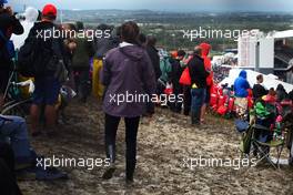 Fans in the mud. 25.10.2015. Formula 1 World Championship, Rd 16, United States Grand Prix, Austin, Texas, USA, Race Day.
