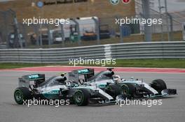 Lewis Hamilton (GBR) Mercedes AMG F1 W06 and team mate Nico Rosberg (GER) Mercedes AMG F1 W06 battle for position at the start of the race. 25.10.2015. Formula 1 World Championship, Rd 16, United States Grand Prix, Austin, Texas, USA, Race Day.