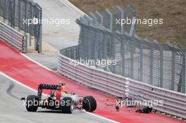 Daniil Kvyat (RUS) Red Bull Racing RB11 crashes out of the race. 25.10.2015. Formula 1 World Championship, Rd 16, United States Grand Prix, Austin, Texas, USA, Race Day.