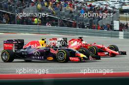 Daniil Kvyat (RUS) Red Bull Racing RB11 and Sebastian Vettel (GER) Ferrari SF15-T battle for position. 25.10.2015. Formula 1 World Championship, Rd 16, United States Grand Prix, Austin, Texas, USA, Race Day.