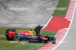 Daniil Kvyat (RUS) Red Bull Racing RB11 crashes out of the race. 25.10.2015. Formula 1 World Championship, Rd 16, United States Grand Prix, Austin, Texas, USA, Race Day.