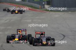 Max Verstappen (NLD) Scuderia Toro Rosso STR10 and Daniel Ricciardo (AUS) Red Bull Racing RB11 battle for position. 25.10.2015. Formula 1 World Championship, Rd 16, United States Grand Prix, Austin, Texas, USA, Race Day.