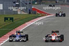 Felipe Nasr (BRA) Sauber C34 and Alexander Rossi (USA) Manor Marussia F1 Team battle for position. 25.10.2015. Formula 1 World Championship, Rd 16, United States Grand Prix, Austin, Texas, USA, Race Day.