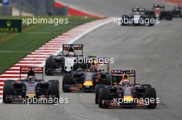 Max Verstappen (NLD) Scuderia Toro Rosso STR10 and Daniel Ricciardo (AUS) Red Bull Racing RB11 battle for position. 25.10.2015. Formula 1 World Championship, Rd 16, United States Grand Prix, Austin, Texas, USA, Race Day.