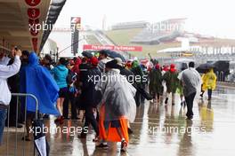 Fans are allowed into the pit lane after qualifying is postponed. 24.10.2015. Formula 1 World Championship, Rd 16, United States Grand Prix, Austin, Texas, USA, Qualifying Day.