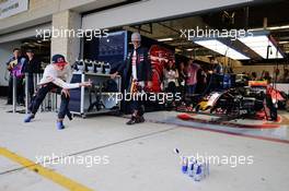 (L to R): Max Verstappen (NLD) Scuderia Toro Rosso and team mate Carlos Sainz Jr (ESP) Scuderia Toro Rosso practice their bowling in the pits. 24.10.2015. Formula 1 World Championship, Rd 16, United States Grand Prix, Austin, Texas, USA, Qualifying Day.