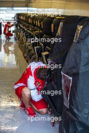 Ferrari mechanic with tyre blankets. 24.10.2015. Formula 1 World Championship, Rd 16, United States Grand Prix, Austin, Texas, USA, Qualifying Day.