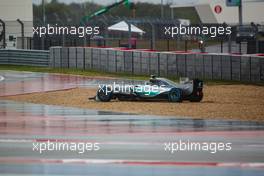 Nico Rosberg (GER) Mercedes AMG F1 W06 spins and damages his front wing. 24.10.2015. Formula 1 World Championship, Rd 16, United States Grand Prix, Austin, Texas, USA, Qualifying Day.