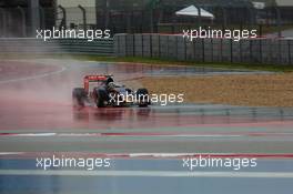 Carlos Sainz Jr (ESP) Scuderia Toro Rosso STR10 runs wide. 24.10.2015. Formula 1 World Championship, Rd 16, United States Grand Prix, Austin, Texas, USA, Qualifying Day.