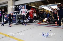 Carlos Sainz Jr (ESP) Scuderia Toro Rosso and Max Verstappen (NLD) Scuderia Toro Rosso practice their bowling in the pits. 24.10.2015. Formula 1 World Championship, Rd 16, United States Grand Prix, Austin, Texas, USA, Qualifying Day.