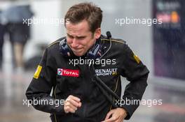 A Renault Sport F1 employee in the rain. 24.10.2015. Formula 1 World Championship, Rd 16, United States Grand Prix, Austin, Texas, USA, Qualifying Day.