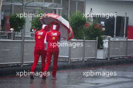 Ferrari staff in the rain in the paddock. 24.10.2015. Formula 1 World Championship, Rd 16, United States Grand Prix, Austin, Texas, USA, Qualifying Day.