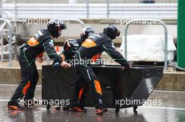 Sahara Force India F1 Team mechanics have some fun in the pits. 24.10.2015. Formula 1 World Championship, Rd 16, United States Grand Prix, Austin, Texas, USA, Qualifying Day.
