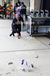 Carlos Sainz Jr (ESP) Scuderia Toro Rosso practices bowling in the pits. 24.10.2015. Formula 1 World Championship, Rd 16, United States Grand Prix, Austin, Texas, USA, Qualifying Day.