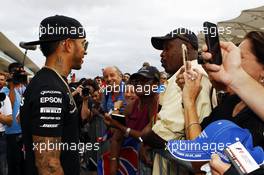 Lewis Hamilton (GBR) Mercedes AMG F1 with fans. 22.10.2015. Formula 1 World Championship, Rd 16, United States Grand Prix, Austin, Texas, USA, Preparation Day.