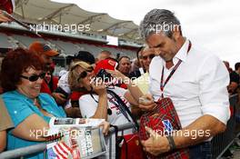 Maurizio Arrivabene (ITA) Ferrari Team Principal signs autographs for the fans. 22.10.2015. Formula 1 World Championship, Rd 16, United States Grand Prix, Austin, Texas, USA, Preparation Day.