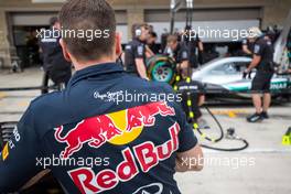 A Red Bull Racing mechanic watches the Mercedes AMG F1 team practice pit stops. 22.10.2015. Formula 1 World Championship, Rd 16, United States Grand Prix, Austin, Texas, USA, Preparation Day.