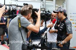 Sergio Perez (MEX) Sahara Force India F1 with the media. 22.10.2015. Formula 1 World Championship, Rd 16, United States Grand Prix, Austin, Texas, USA, Preparation Day.