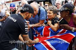 Lewis Hamilton (GBR) Mercedes AMG F1 signs autographs for the fans. 22.10.2015. Formula 1 World Championship, Rd 16, United States Grand Prix, Austin, Texas, USA, Preparation Day.